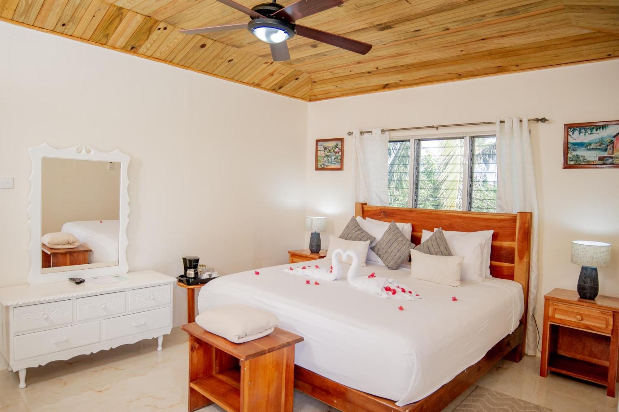 Beyond Sunset Resort & Villas Treasure Beach Exterior photo